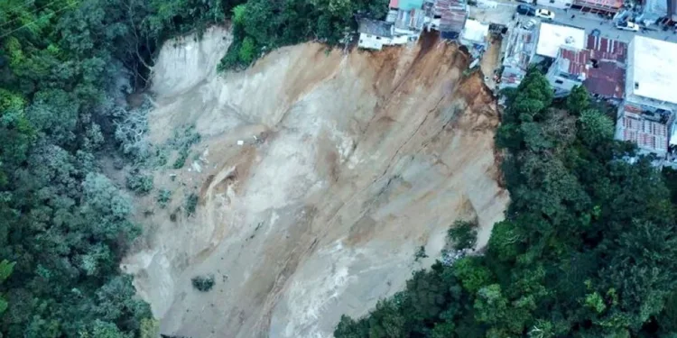 Al Menos Desaparecidos En Deslizamiento De Tierra En La Capital