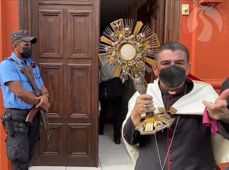El obispo de Matagalpa, Rolando Álvarez fue arrestado en agosto y en enero fue acusado de delitos políticos, condenado a 26 años de cárcel.
