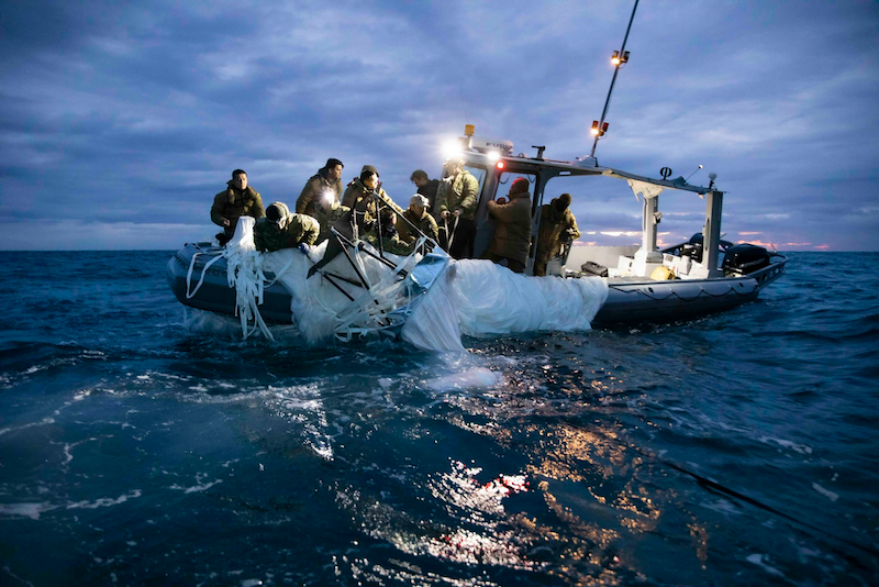 Personal de la marina estadounidense recoge los restos del globo espía chino derribado frente a Carolina del Norte.