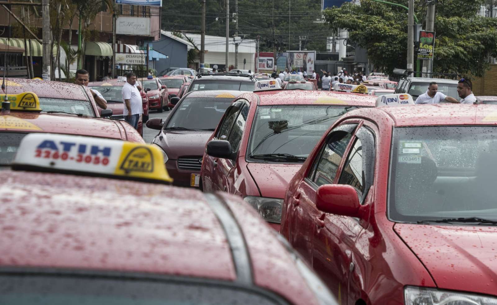 Protesta de taxistas tradicionales en San José, Costa Rica, en contra de Uber y DiDi