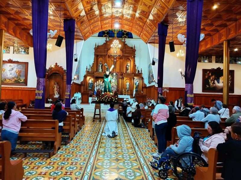 El víacrucis de este viernes de cuaresma se realizó dentro de la catedral de Estelí, por la prohibición de la dictadura a las procesiones.
