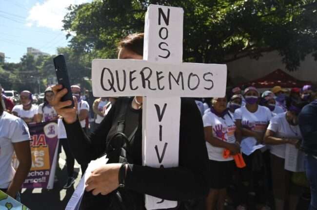 Feministas exigen en Honduras cese a la violencia contra la mujer. Foto AFP