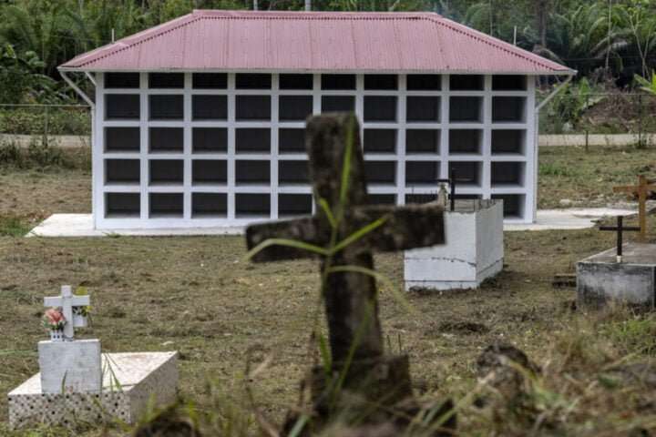 Cementerio para migrantes en la selva del Darién, Panamá, construido por la Cruz Roja.