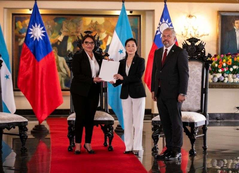 Embajadora de la República de China (Taiwán), Vivia Chang, entrega sus credenciales diplomáticas a la presidenta de Honduras, Xiomara Castrol, el 28 de juio de 2022.