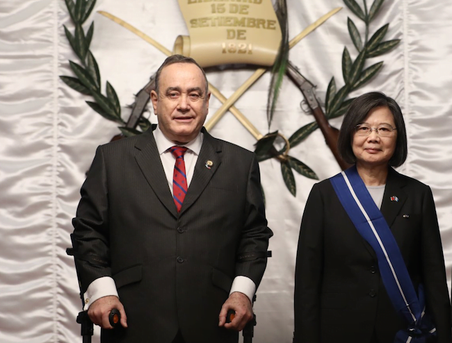 El presidente guatemalteco Alejandro Giammattei junto a la presidenta taiwanesa Tsai ing-wen