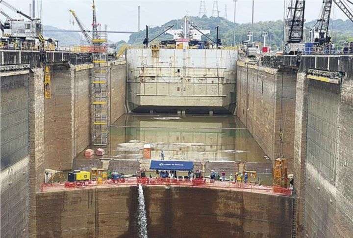El Canal de Panamá usa un sistema de esclusas que utilizan agua dulce para subir o bajar niveles a los buques.