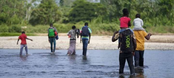 Migrantes cruzan la Selva del Darién, entre Panamá y Colombia.