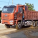 Un camión con la bandera china en la ventana entra a Rosita, en el caribe norte de Nicaragua, para participar en la actividad minera de la zona.