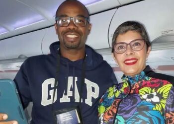 Dos médicos centroamericanos se visten de héroes al atender parto en pleno vuelo
