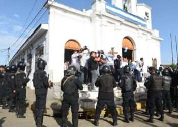 Una imagen icónica: policías orteguistas rodeando una parroquia católica nicaragüense.