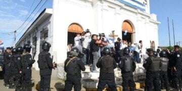 Una imagen icónica: policías orteguistas rodeando una parroquia católica nicaragüense.