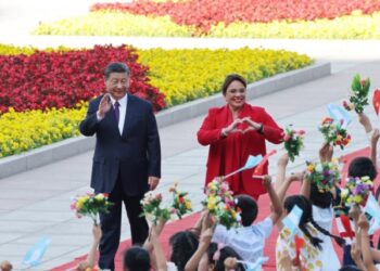 Nasralla denuncia que presidenta de Honduras le dará Isla del Cisne a China