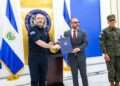 El ministro de Seguridad de El Salvador, Gustavo Villatoro, entrega la solicitud de prórroga al presidente de la Asamblea Legislativa, Ernesto Castro.