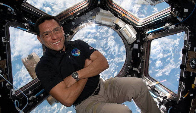 Astronauta de origen salvadoreño romperá récord de misión más larga en el espacio