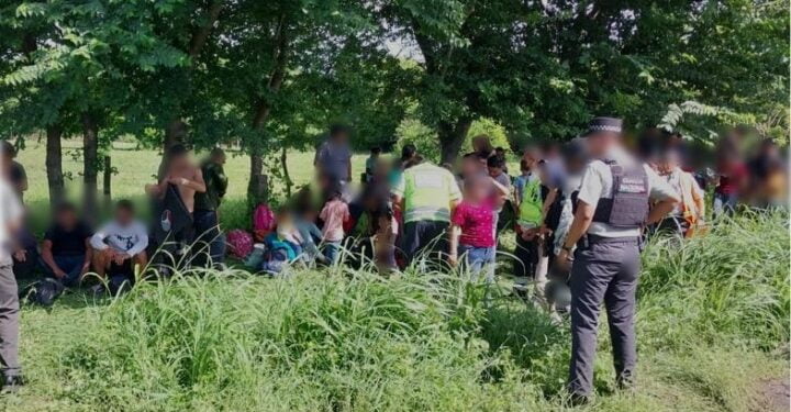 Rescatan en México a 125 migrantes guatemaltecos y 57 hondureños que estaban abandonados