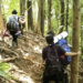 Una familia china camina por la selva en Panamá.