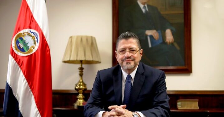 Presidente Chaves cuestionado por presionar a funcionaria pública de Costa Rica