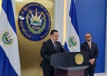 El fiscal general Rodolfo Delgado al presentar la solicitud de antejuicio. A la par suya, el presidente del legislativo salvadoreño, Ernesto Castro.