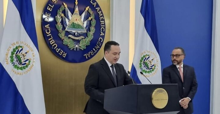 Diputado oficialista de El Salvador afronta antejuicio tras acusaciones de asesor presidencial en redes sociales
