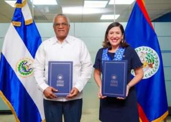 El canciller beliceño, Eamon Courtenay y la ministra salvadoreña de Economía, María Luisa Hayem, firmaron el acuerdo marco.