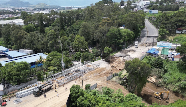 Instalan puente provisional sobre vía colapsada en Guatemala