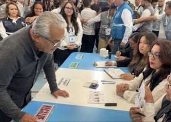 Alfonso Mardoqueo Lima Cruz, de 79 años, el primer votante en el parque Erick Barrondo de Ciudad de Guatemala.
