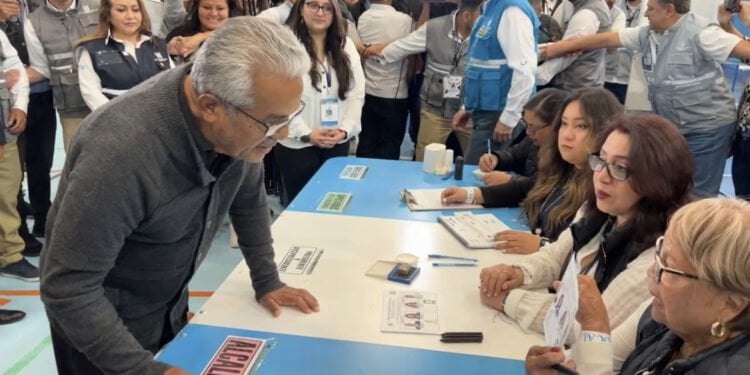 Abren los centros de votación en Guatemala