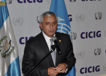 El expresidente guatemalteco, Otto Pérez Molina, durante una visita a la CICIG en 2012.