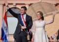 El presidente paraguayo, Santiago Peña, junto a su esposa, tras ser juramentado.