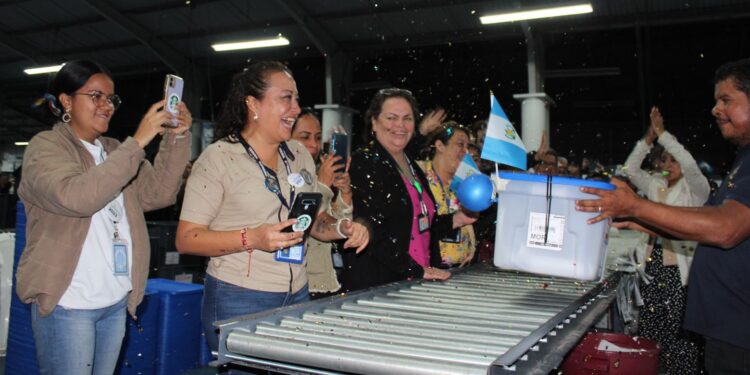 TSE de Guatemala concluye con reparto de paquetes electorales en centros de votación