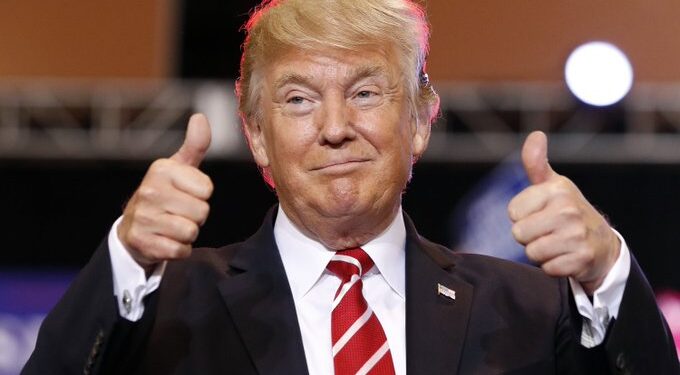 Expresidente Trump queda libre y volverá a audiencia el 28 de agosto