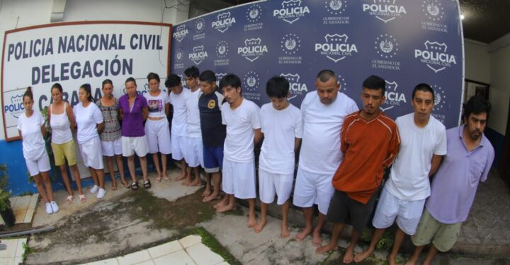 Autoridades salvadoreñas reportan varios arrestos tras militarizar todo un departamento del país