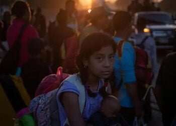 Due to copyright restrictions this image can only be used by UNHCR, its national partners and market affiliatesGirl traveling with other asylum seekers and migrants from Central America holds her belongings while making her way to Mapastepec from Huixtla, Mexico, at sunrise ;