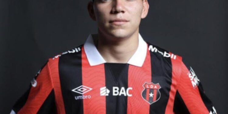 Salvadoreño ya tiene luz verde para debutar con el Alajuelense de Costa Rica