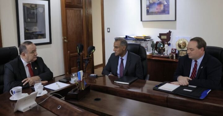 Subsecretario de Estado EEUU le recuerda a Giammattei importancia de la transición democrática