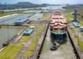 El Canal de Panamá ha sufrido restricciones de navegación debido a la sequía.