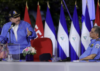 Daniel Ortega en un discurso junto al director de la Policía sandinista y su consuegro, Francisco Díaz.