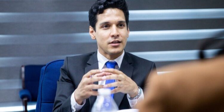 Subsecretario de Prensa de Honduras detenido y esposado por la policía por “manejar ebrio”
