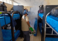 Personal sanitario guatemalteco fumiga contra el dengue.
