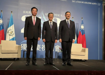El ministro taiwanés de Relaciones Exteriores Joseph Wu, el primer ministro taiwanés, Chen Chien-jen y el embajador de Guatemala Oscar Adolfo Padilla Lam.
