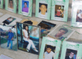 Fotos de migrantes que han desaparecido durante su viaje a través de México, bordean una plaza en Tabasco, México. Foto cortesía COFAMIDE