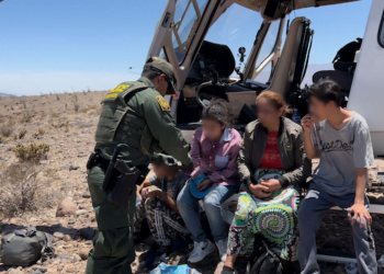 Un grupo de migrantes son atendidos por la Patrulla Fronteriza en Texas./Foto CBP
