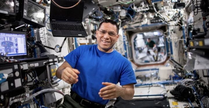 Astronauta de origen salvadoreño rompe récord de permanencia en el espacio