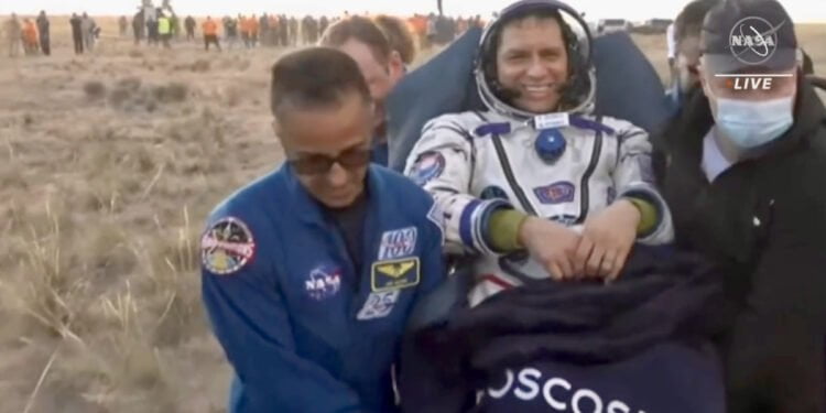 Astronauta de origen salvadoreño aterriza en Kazajistán con éxito después de 371 días el espacio