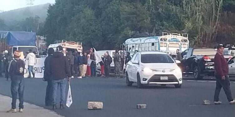 Caos vial por bloqueos en carreteras de Guatemala y Cámara de Comercio reclama por estos cierres