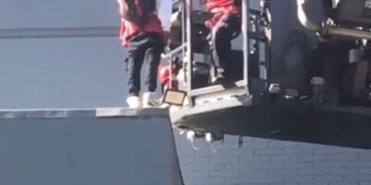 Salvadoreño trataba de lanzarse desde edificio en Guatemala, pero fue rescatado