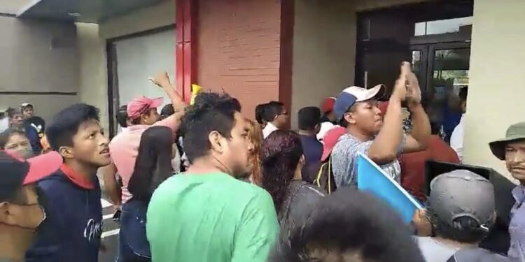 Denuncian vandalismo en zonas aledañas a las manifestaciones en Guatemala