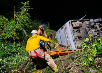Bomberos hondureños rescatan a las víctimas del accidente.