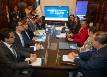 Reanudan reuniones de transición presidencial en Guatemala