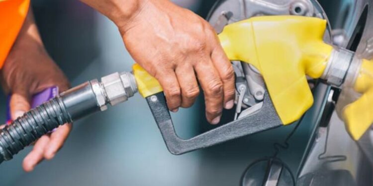 Anuncian otra marcada disminución en los precios de combustibles en El Salvador